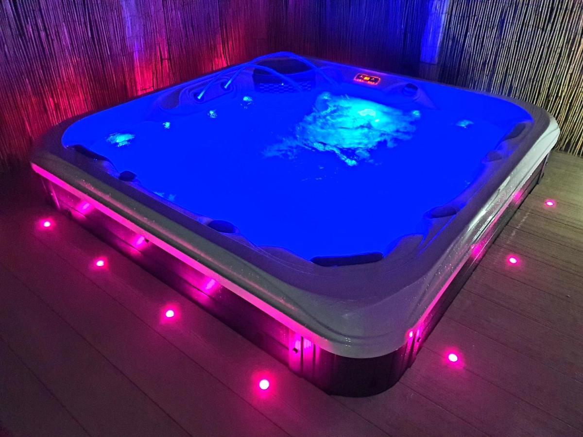 Premium Accommodation With Luxury Hot-Tub And Decking Area, Near Fantasy Island Ingoldmells Buitenkant foto