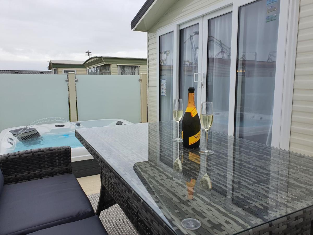 Premium Accommodation With Luxury Hot-Tub And Decking Area, Near Fantasy Island Ingoldmells Buitenkant foto