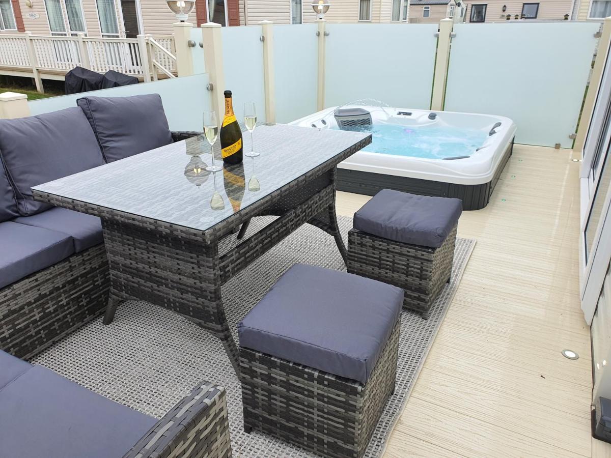 Premium Accommodation With Luxury Hot-Tub And Decking Area, Near Fantasy Island Ingoldmells Buitenkant foto