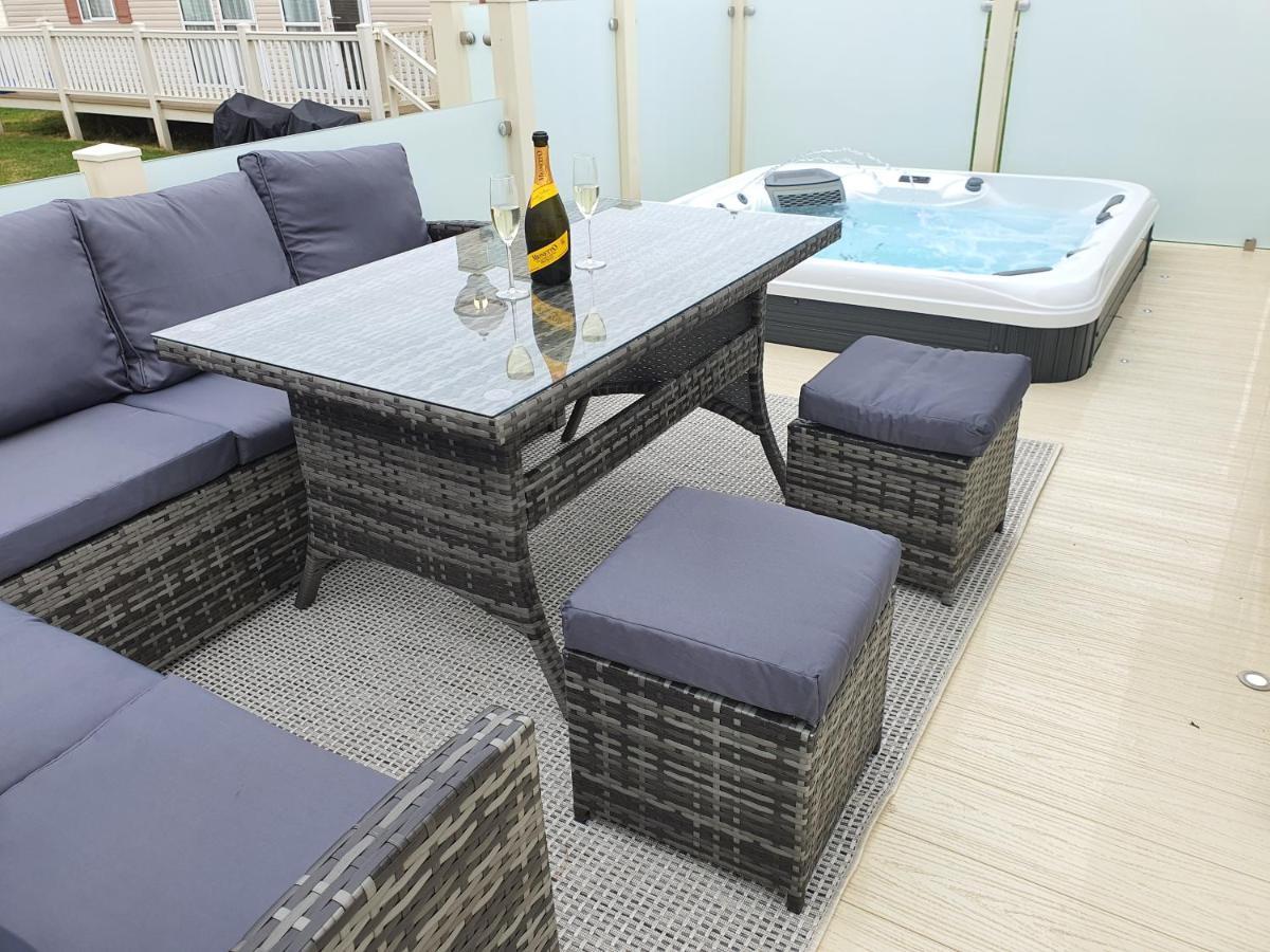 Premium Accommodation With Luxury Hot-Tub And Decking Area, Near Fantasy Island Ingoldmells Buitenkant foto