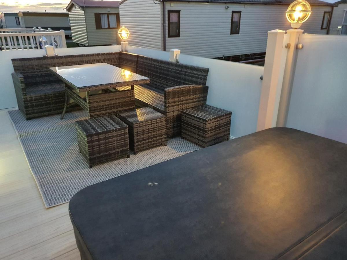 Premium Accommodation With Luxury Hot-Tub And Decking Area, Near Fantasy Island Ingoldmells Buitenkant foto