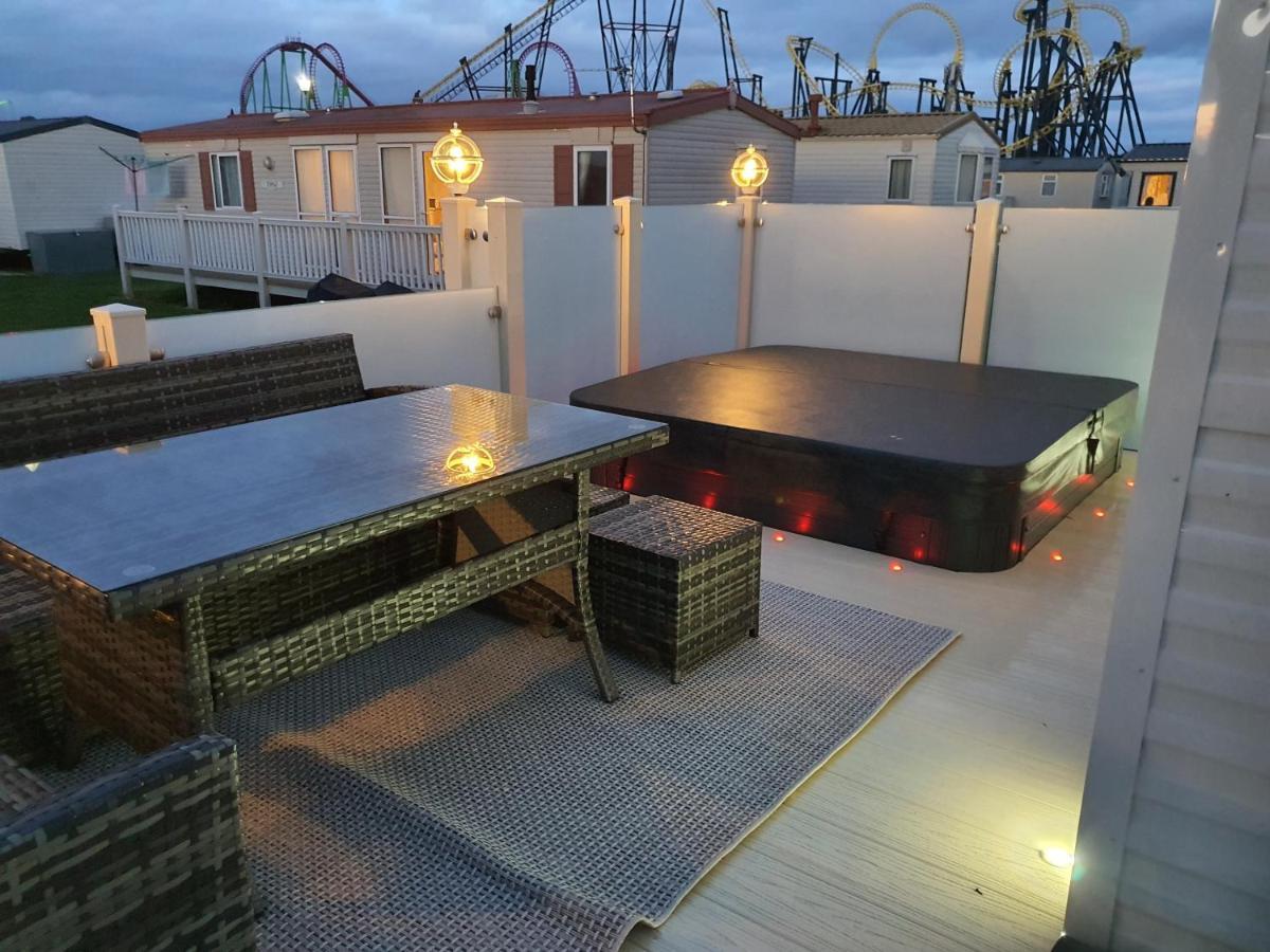 Premium Accommodation With Luxury Hot-Tub And Decking Area, Near Fantasy Island Ingoldmells Buitenkant foto