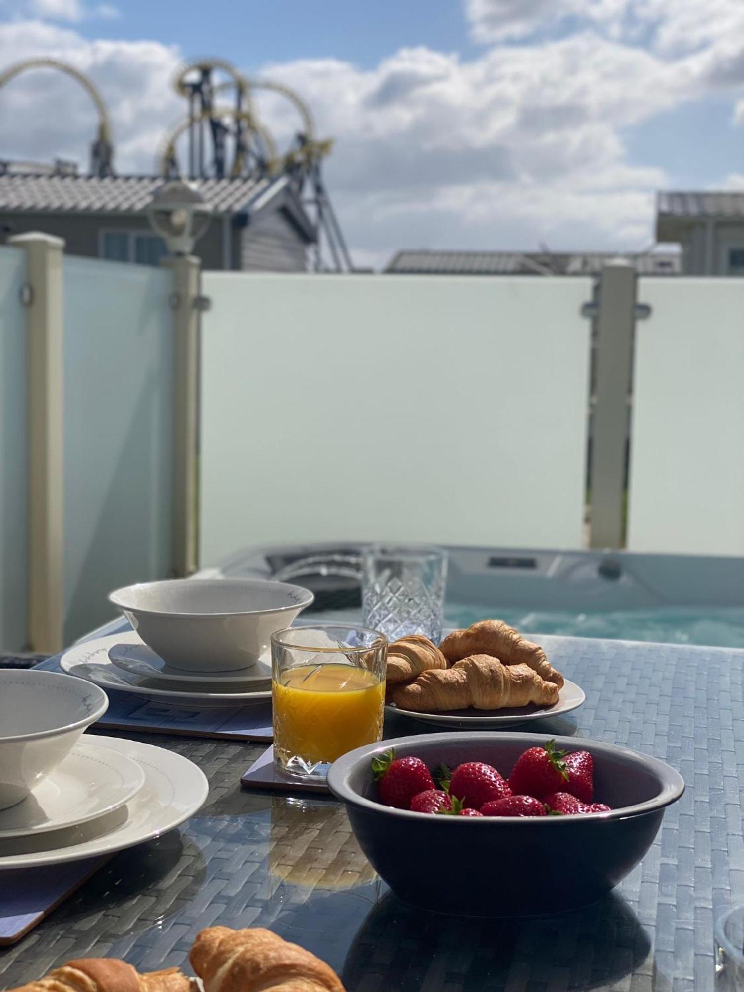 Premium Accommodation With Luxury Hot-Tub And Decking Area, Near Fantasy Island Ingoldmells Buitenkant foto